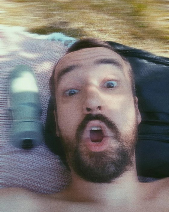 Alberto Sanz tumbado haciendo una cara de sorpresa a cámara