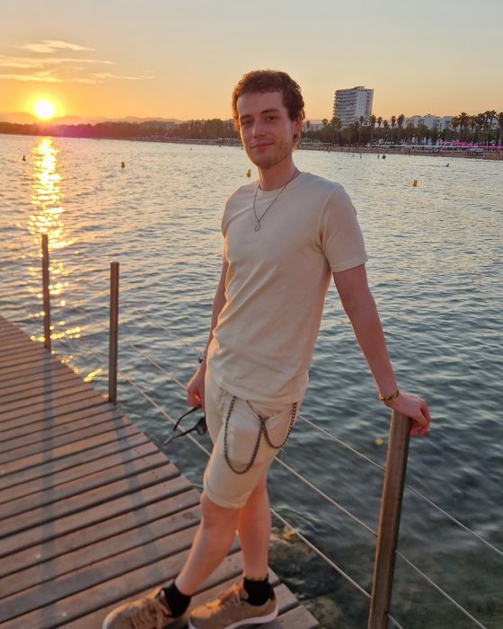 Alejandro Sanz en un paseo marítimo al atardecer