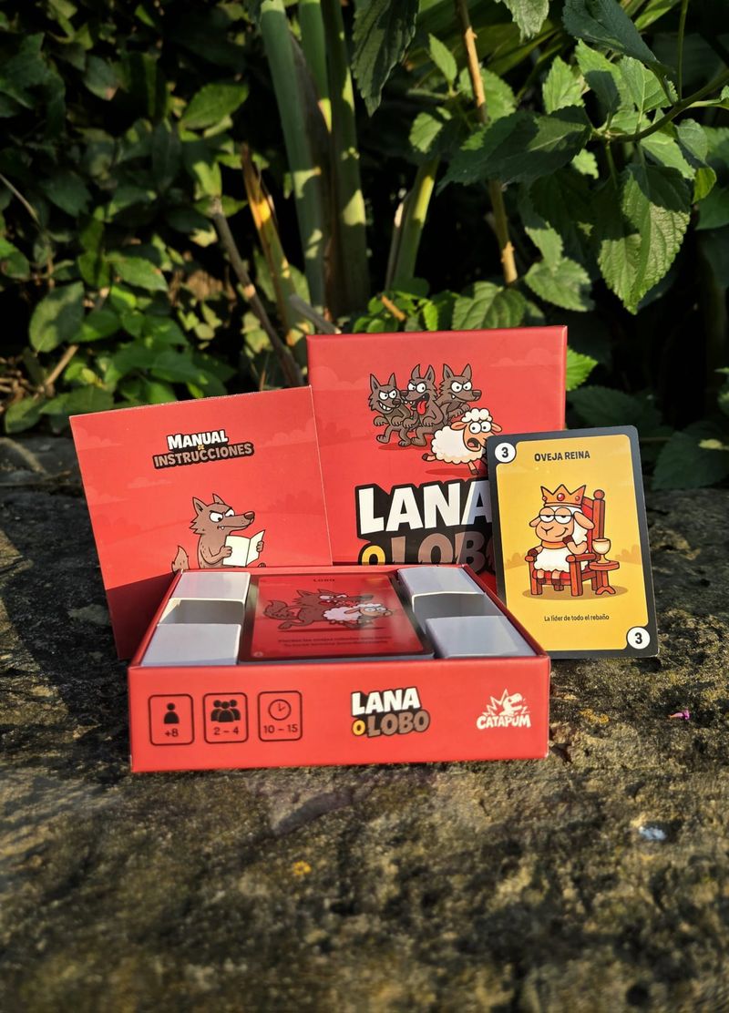 Caja abierta con el manual de instrucciones y la carta Oveja Reina