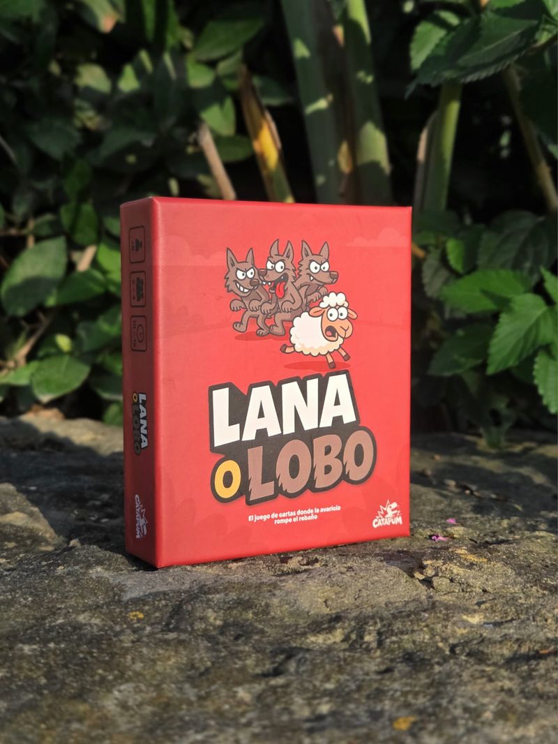 Caja de Lana o Lobo sobre una piedra, con plantas al fondo