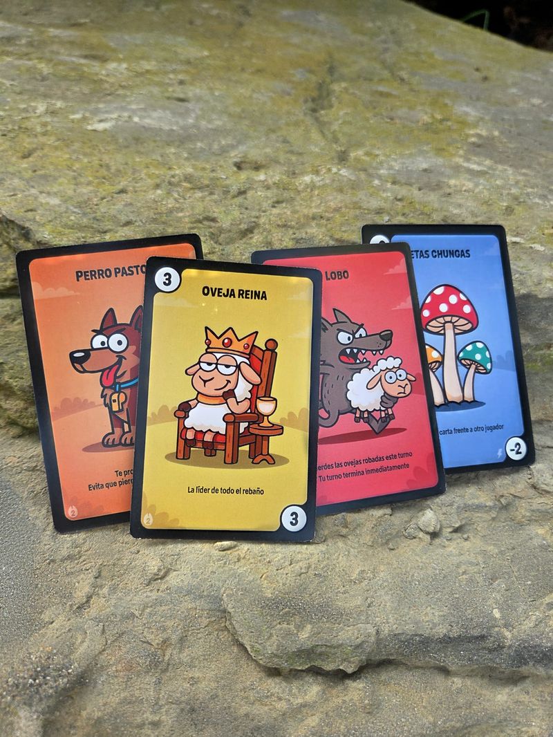 Cartas Perro pastor, Oveja Reina, Lobo y Setas chungas apoyadas en una roca